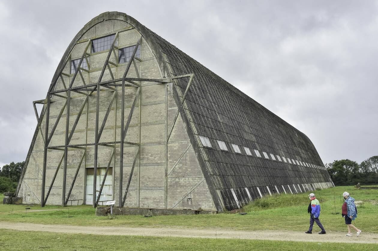 découvrez le hangar triangle, une structure innovante alliant design moderne et fonctionnalité. idéal pour le stockage ou les événements, ce hangar offre une solution polyvalente et esthétique pour vos besoins d'espace.