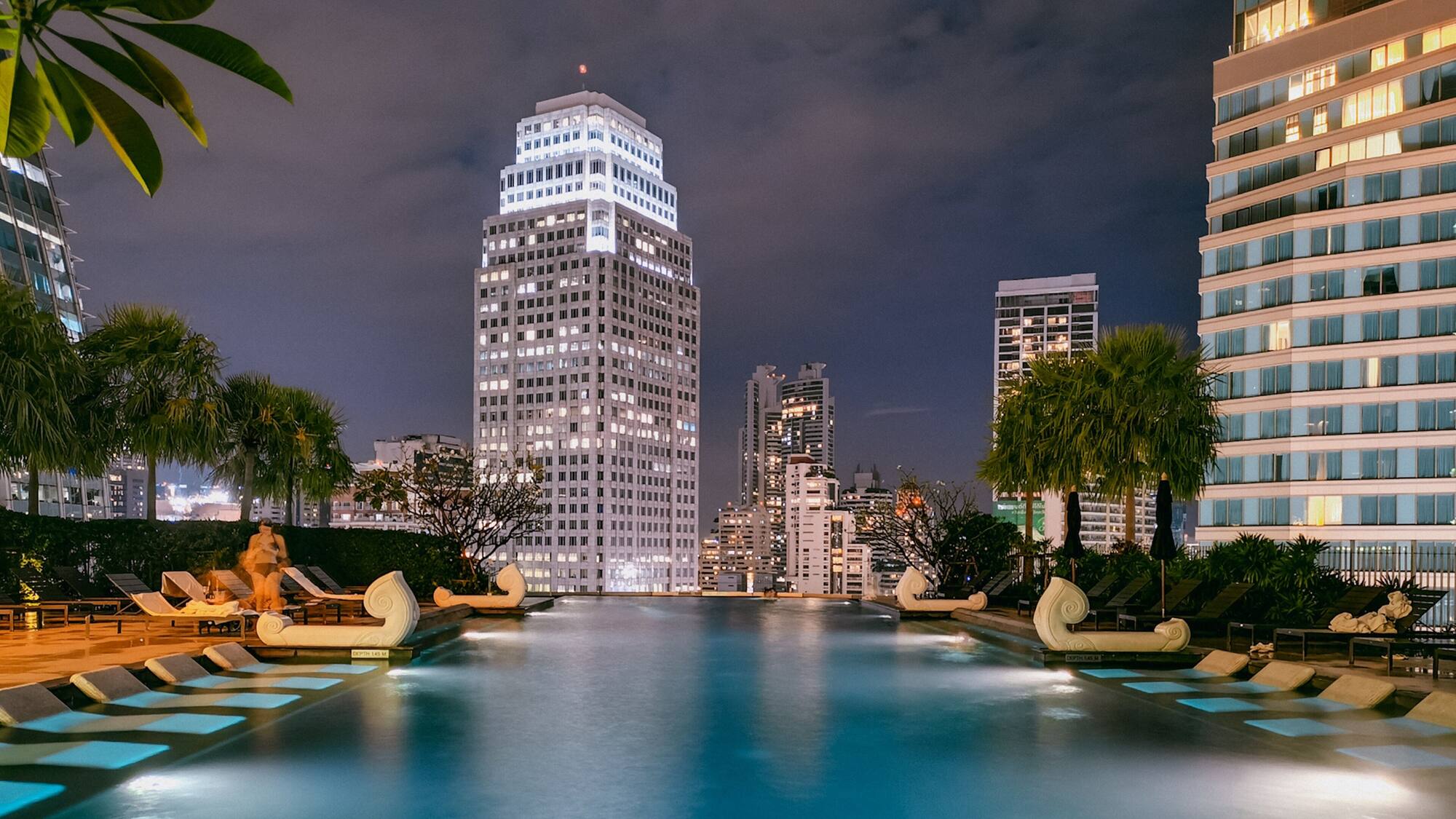 découvrez notre hôtel pas cher à bangkok, idéalement situé et doté d'une magnifique piscine sur le toit. profitez d'un séjour relaxant avec des vues imprenables sur la ville, le tout à un prix abordable. réservez dès maintenant pour vivre l'expérience inoubliable de bangkok sans casser votre budget !