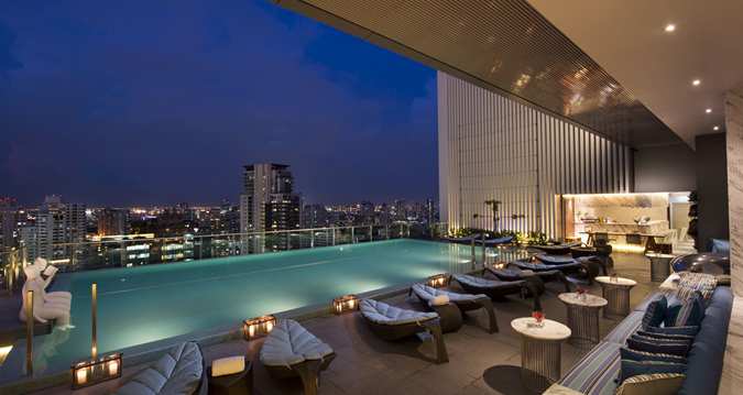 découvrez notre hôtel pas cher à bangkok avec une magnifique piscine sur le toit. profitez d'un séjour relaxant tout en admirant la vue imprenable sur la ville. réservez dès maintenant pour un excellent rapport qualité-prix !