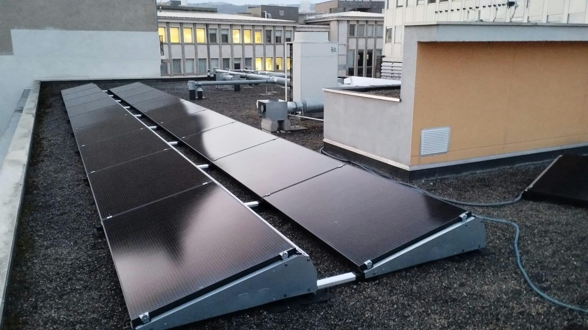 découvrez comment optimiser l'inclinaison de vos panneaux solaires sur un toit plat pour maximiser la production d'énergie. conseils et techniques pour une installation efficace et rentable.
