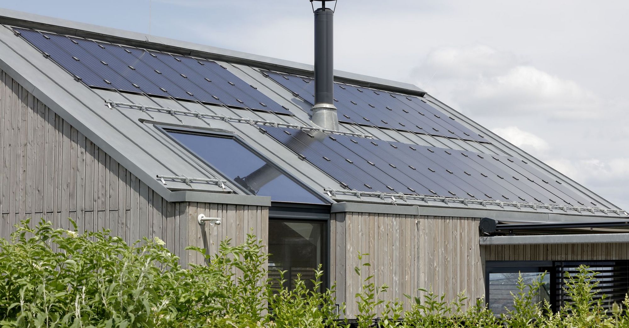 découvrez comment installer des panneaux photovoltaïques sur un toit en zinc pour maximiser votre production d'énergie solaire. suivez nos conseils d'experts pour garantir une installation sécurisée et efficace, tout en optimisant l'esthétique de votre toiture.