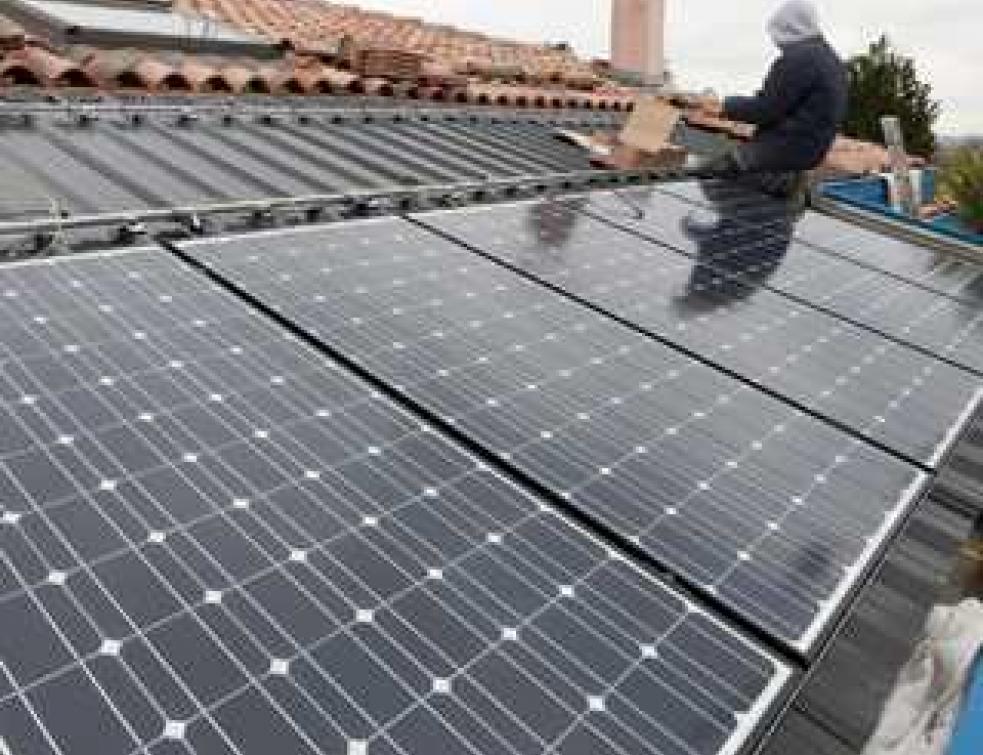 découvrez les avantages de la toiture photovoltaïque pour votre maison. économisez sur vos factures d'électricité, contribuez à la transition énergétique et valorisez votre propriété grâce à des panneaux solaires esthétiques et performants.