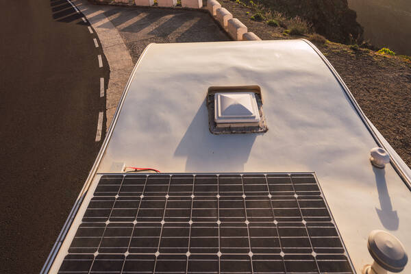 découvrez comment installer des panneaux photovoltaïques sur votre van pour profiter d'une énergie renouvelable lors de vos déplacements. suivez nos conseils pratiques pour optimiser l'autonomie électrique de votre véhicule et voyager éco-responsable.