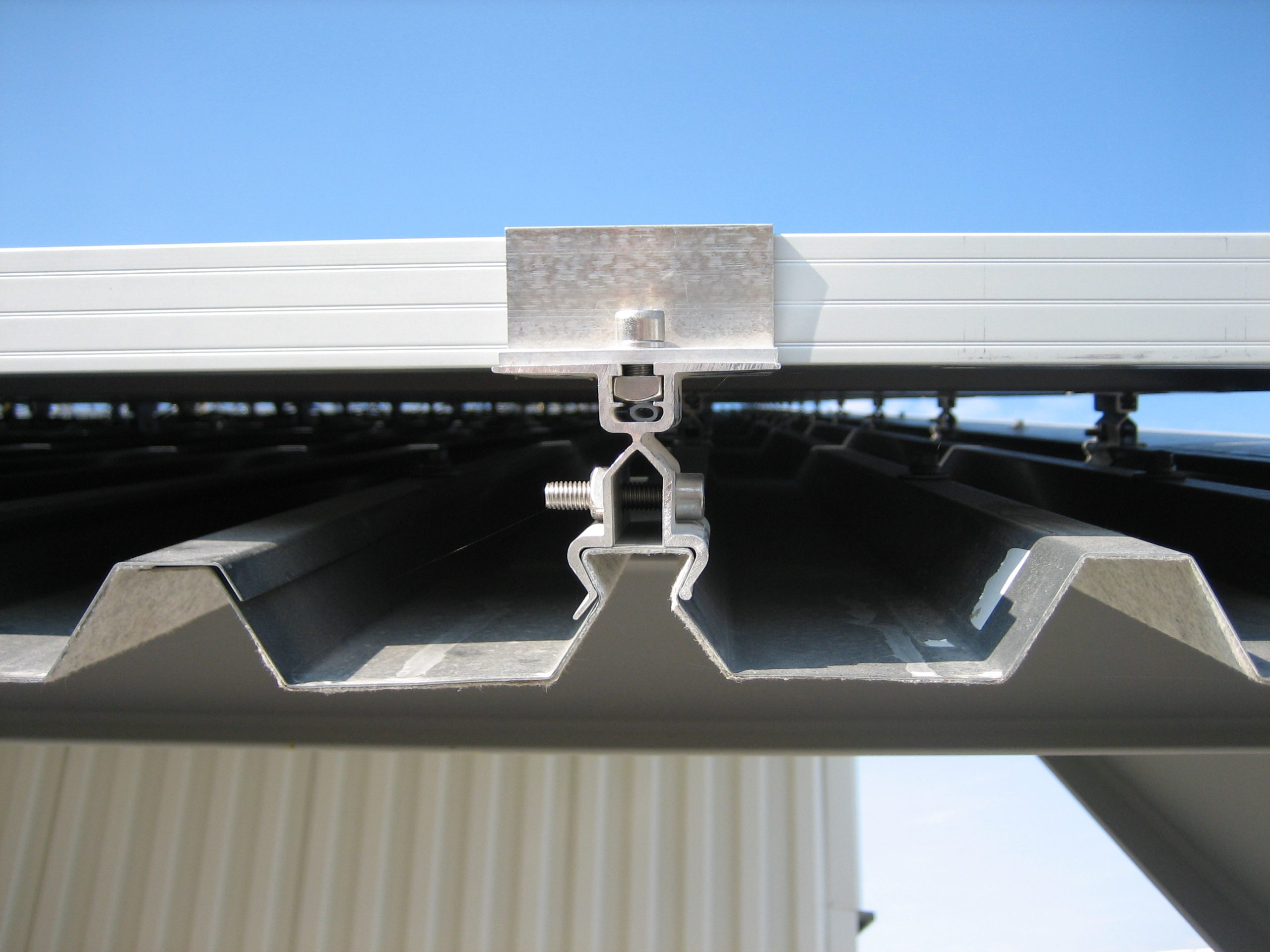 découvrez comment intégrer des panneaux photovoltaïques dans votre habitation pour profiter d'une énergie renouvelable, réduire vos factures d'électricité et contribuer à la protection de l'environnement. suivez nos conseils d'experts pour une installation réussie et adaptée à vos besoins.