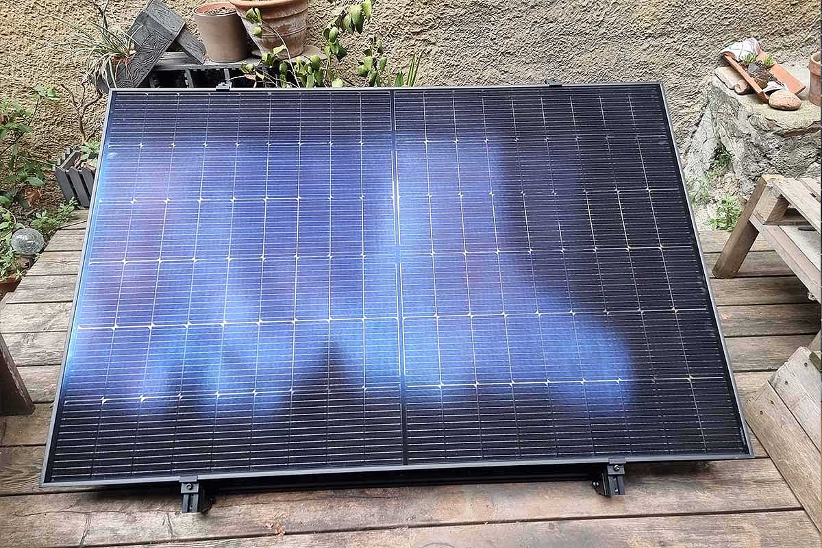 découvrez les raisons derrière l'interdiction des panneaux solaires, les impacts sur la transition énergétique, et les alternatives possibles pour une énergie renouvelable durable.