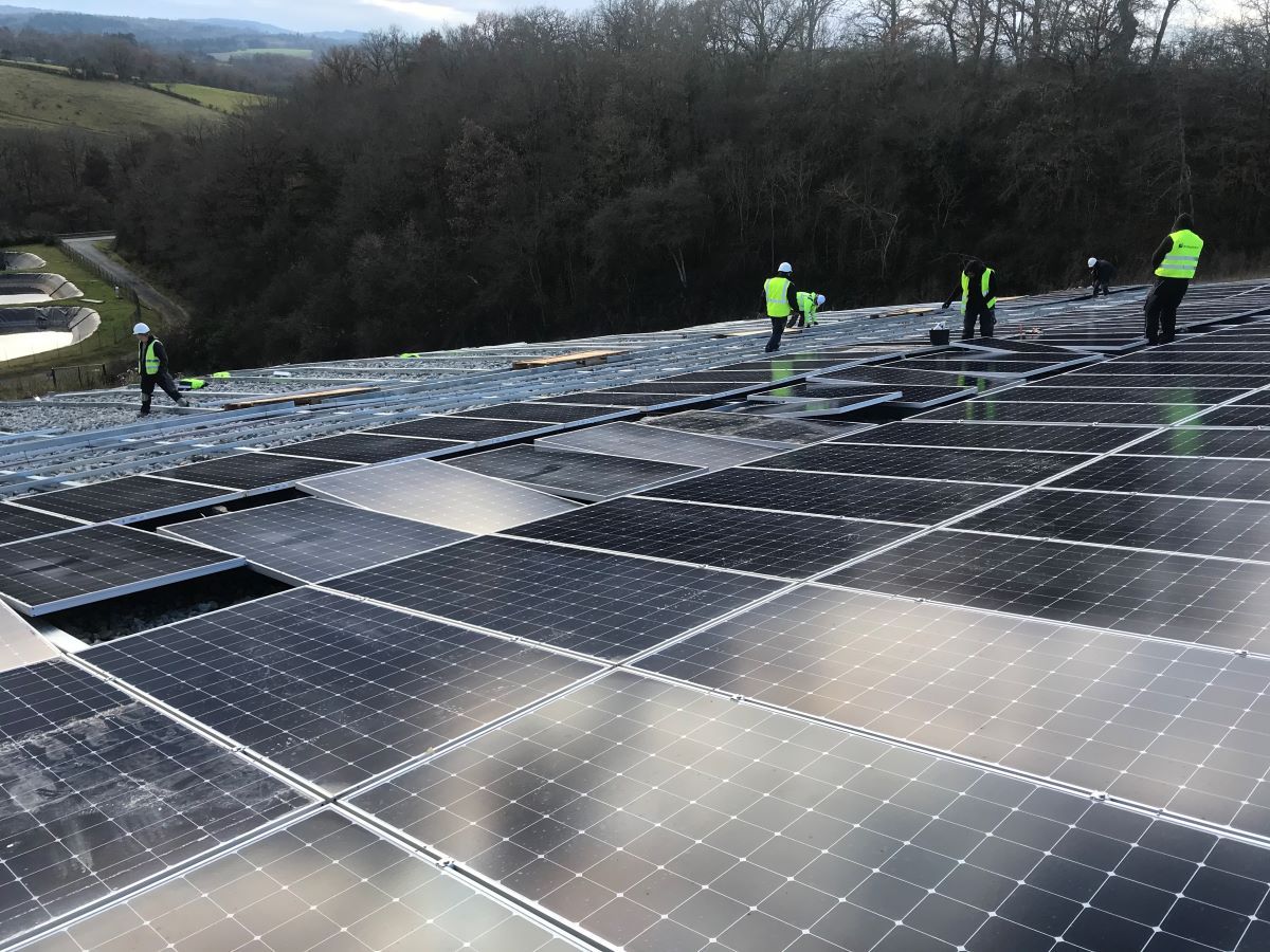 découvrez comment investir dans l'énergie photovoltaïque et profitez des avantages économiques et écologiques. transformez votre projet d'investissement en une source de revenus durable tout en contribuant à la transition énergétique.