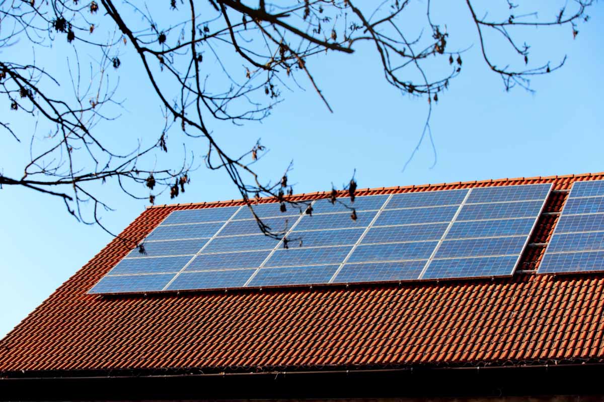 découvrez comment l'investissement photovoltaïque peut devenir une source de revenu durable. profitez des avantages fiscaux, réduisez vos factures d'énergie et contribuez à la transition énergétique tout en maximisant vos profits.