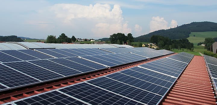 découvrez comment l'investissement photovoltaïque peut être une solution rentable pour générer des revenus durables tout en contribuant à la transition énergétique. maximisez vos économies d'énergie et profitez d'aides financières pour un retour sur investissement optimisé.