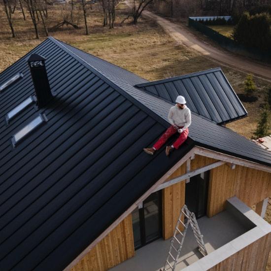 découvrez les avantages d'un investissement toiture : améliorez l'efficacité énergétique de votre maison, augmentez sa valeur et protégez votre patrimoine grâce à des matériaux de qualité et une installation professionnelle.