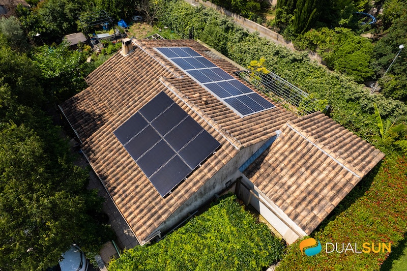 découvrez les avantages de l'investissement dans une toiture photovoltaïque : économisez sur vos factures d'énergie, réduisez votre empreinte carbone et augmentez la valeur de votre propriété grâce à une solution durable et rentable.