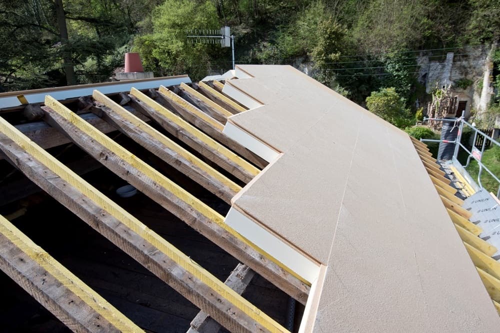 améliorez votre confort et réduisez vos factures d'énergie grâce à une isolation de toiture efficace. découvrez les meilleures solutions pour isoler votre maison et profiter d'un intérieur chaleureux tout en préservant l'environnement.