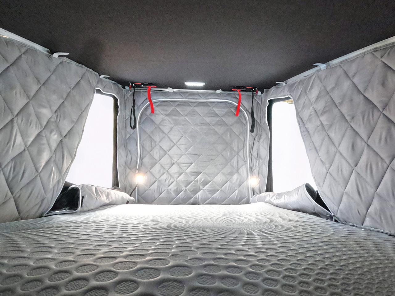 découvrez comment isoler efficacement le toit de votre camping-car pour améliorer le confort thermique et réduire les nuisances sonores. des conseils pratiques et des astuces pour choisir les meilleurs matériaux et techniques adaptées à votre véhicule.