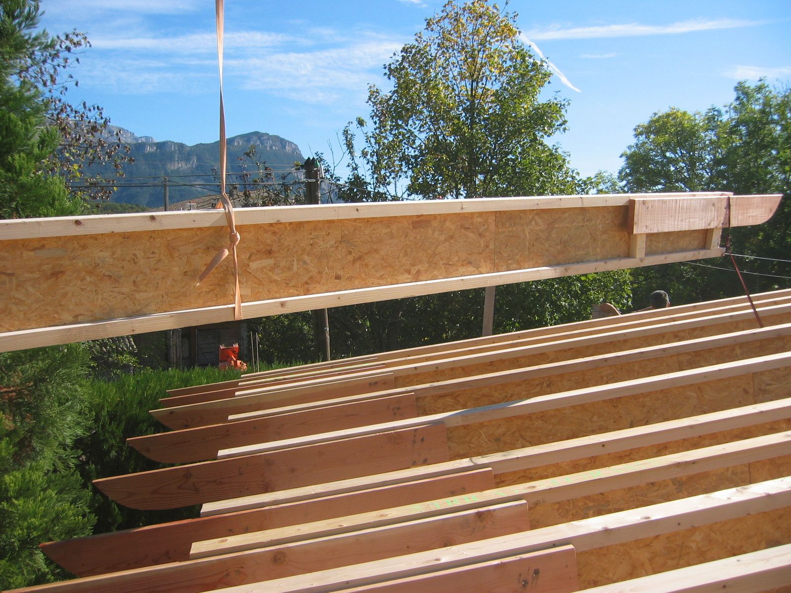 découvrez l'importance de l'isolation des toitures monopentes pour améliorer le confort de votre habitat. apprenez les techniques et matériaux adaptés pour optimiser l'efficacité énergétique et réduire les pertes de chaleur.