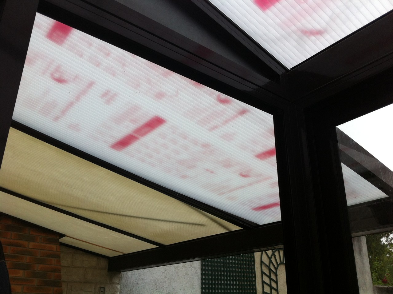 découvrez comment optimiser l'isolation de votre toit de véranda pour améliorer le confort thermique de votre espace. apprenez les meilleures techniques et matériaux d'isolation adaptés pour maximiser l'efficacité énergétique et créer une ambiance agréable toute l'année.