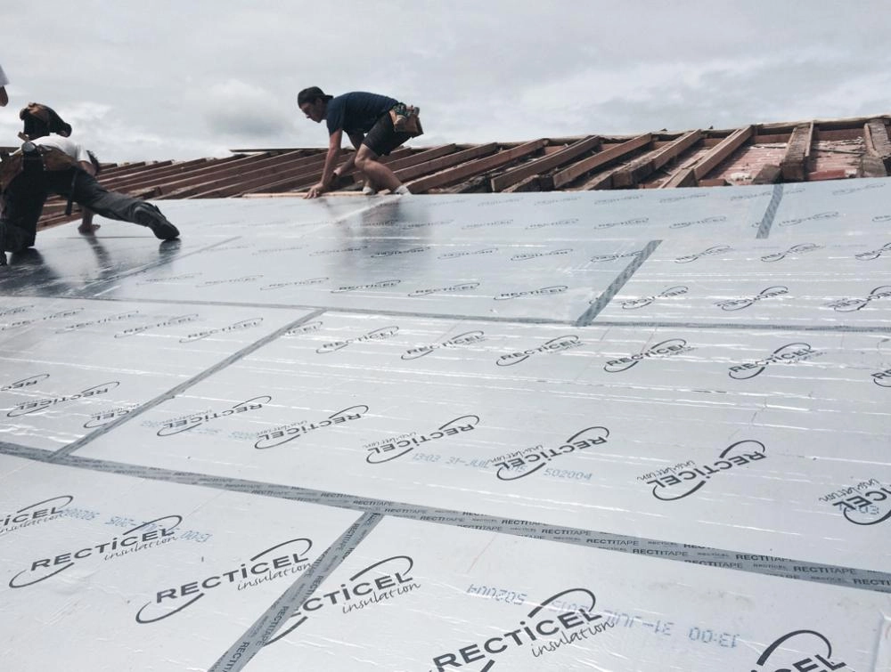 découvrez l'importance de l'isolation de votre toiture pour améliorer le confort de votre maison et réduire vos factures d'énergie. apprenez les différentes techniques et matériaux disponibles pour une isolation efficace et durable.