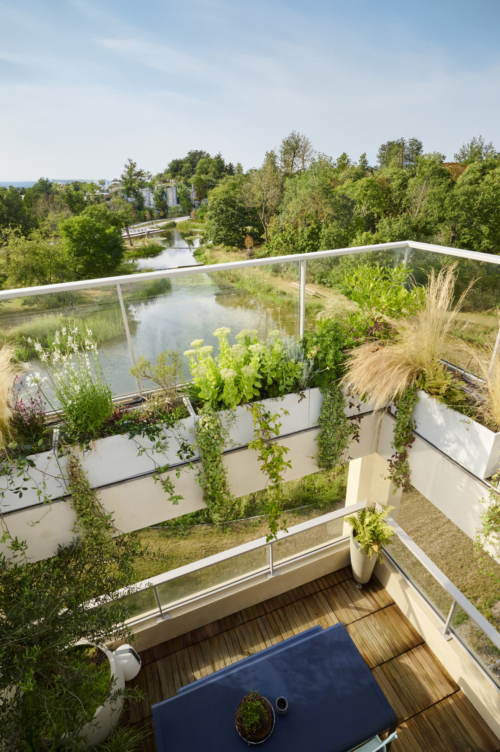 découvrez les avantages d'un jardin de toit, un espace vert innovant qui optimise votre lieu de vie en apportant nature, esthétique et éco-durabilité. aménagez un coin de paradis au sommet de votre bâtiment.