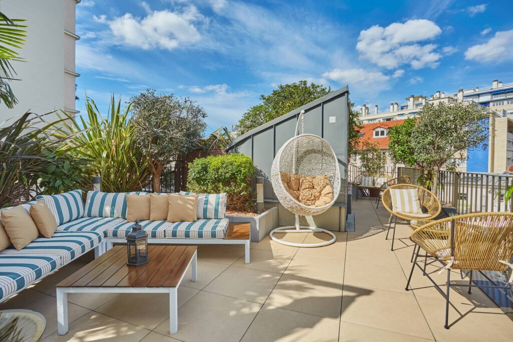 découvrez l'univers enchanteur des jardins rooftop, un espace vert unique à la cime des immeubles où nature et urbanité se rencontrent. inspiration, tendances et conseils pour créer votre oasis apaisante en hauteur.