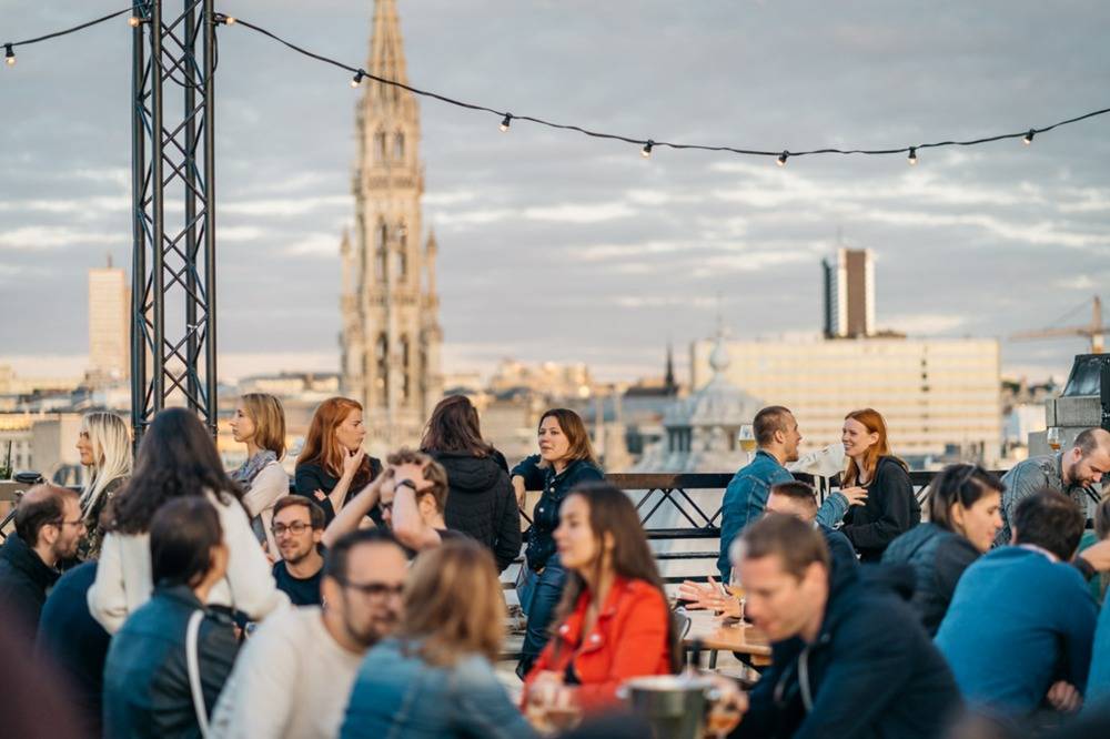 découvrez l'oasis urbaine ultime avec notre jardin rooftop. évadez-vous du tumulte de la ville et plongez dans un espace verdoyant, idéal pour se détendre, socialiser ou savourer des moments de tranquillité. aménagez votre terrasse en un véritable coin de paradis sur le toit.