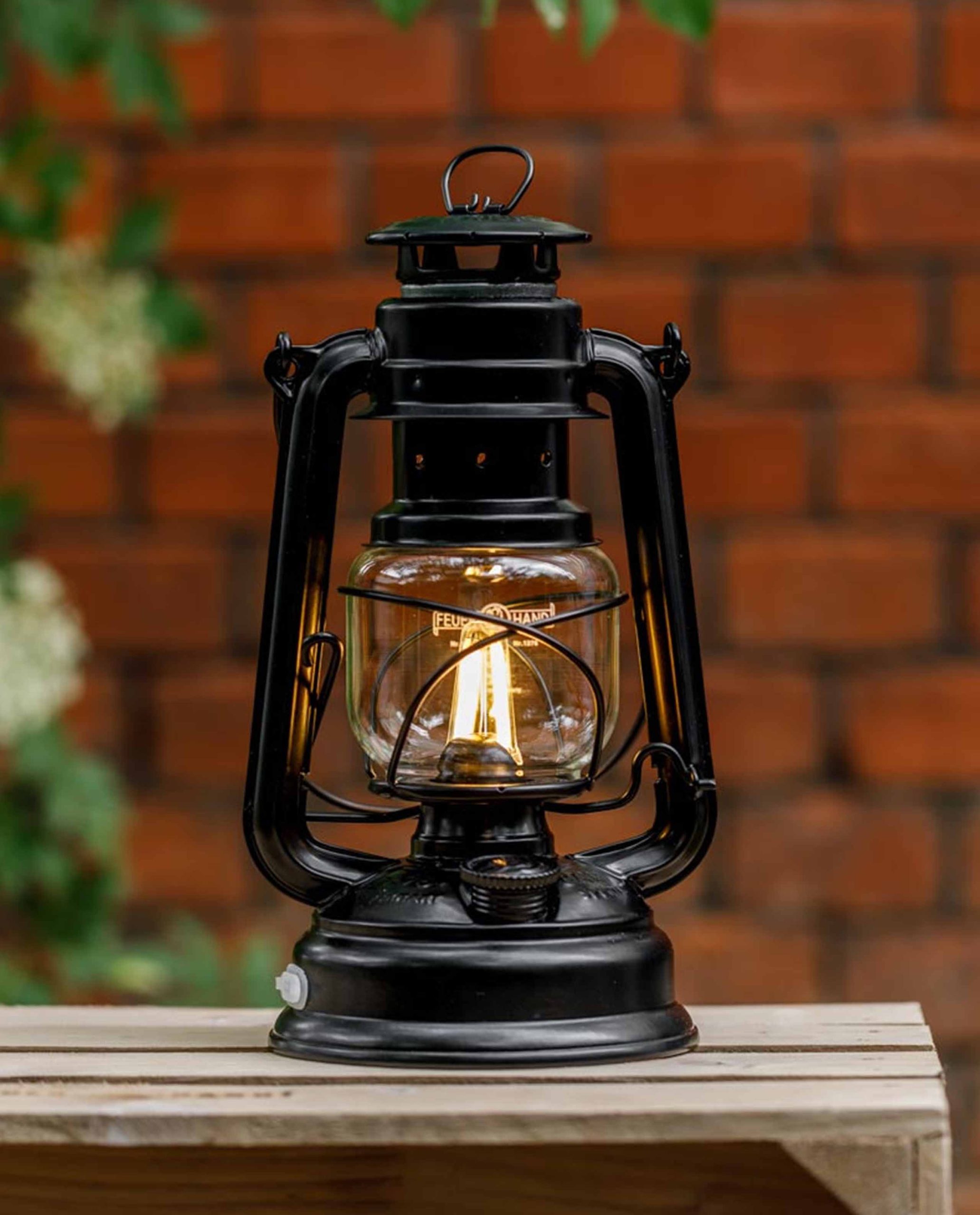 découvrez notre large sélection de lanternes, idéales pour illuminer vos soirées en extérieur ou apporter une touche chaleureuse à votre intérieur. explorez des designs variés, allant des styles modernes aux plus traditionnels, et trouvez la lanterne parfaite pour votre ambiance.