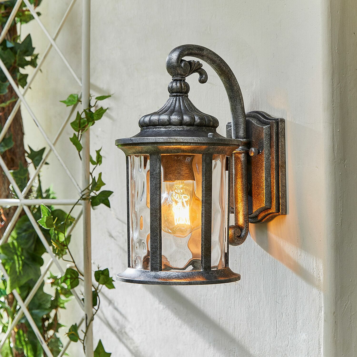 découvrez notre gamme de lanternes, parfaites pour éclairer vos soirées en plein air ou apporter une touche chaleureuse à votre intérieur. explorez des designs variés et des options écologiques pour illuminer vos moments inoubliables.