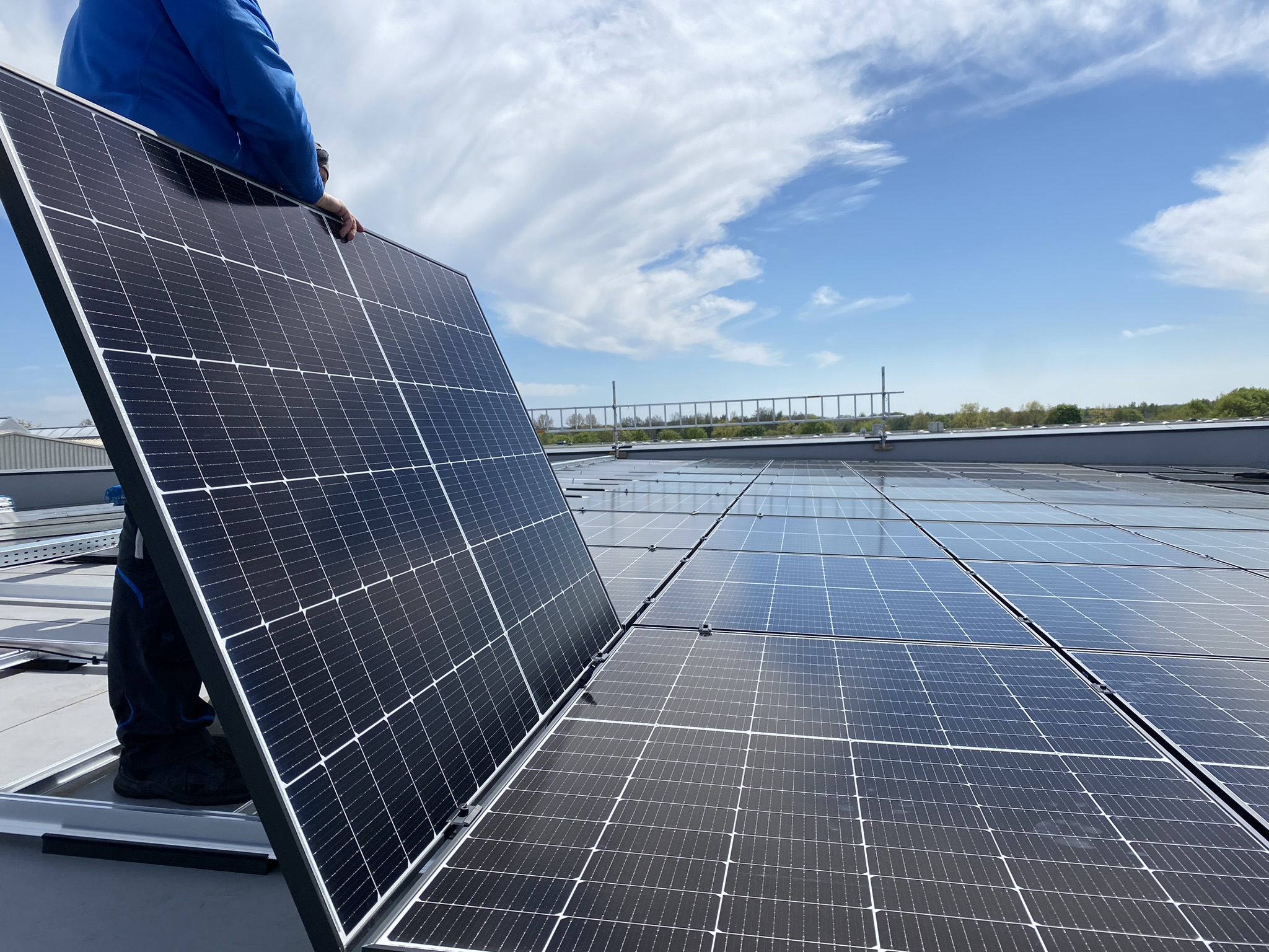 découvrez tout sur les licences pour l'installation de toits photovoltaïques en france. informez-vous sur les exigences légales, les démarches à suivre et les avantages d'équiper votre toiture de panneaux solaires pour une énergie renouvelable et durable.