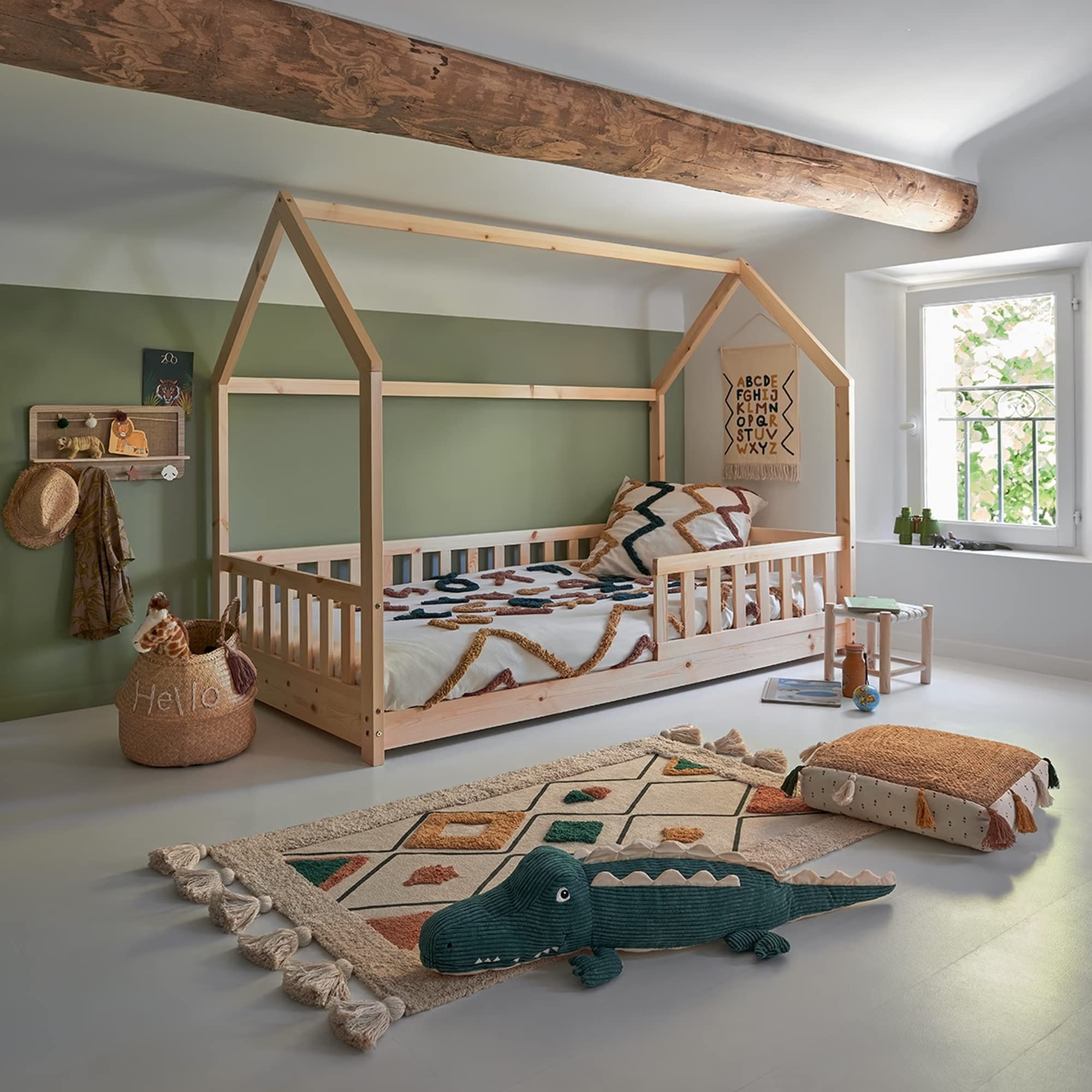 découvrez le lit cabane, un mobilier ludique et confortable qui transforme la chambre de votre enfant en un véritable univers d'aventure. idéal pour stimuler l'imagination tout en offrant un espace de sommeil douillet, ce lit original s'intègre parfaitement dans tout type de décoration.
