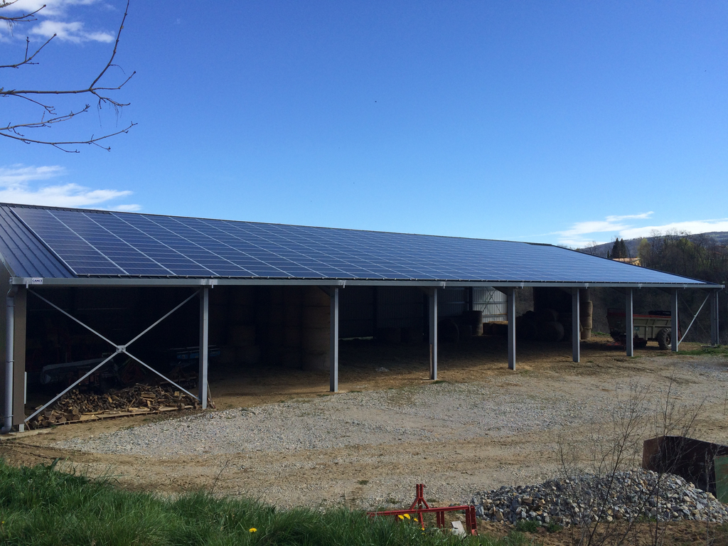 découvrez les avantages des toitures photovoltaïques agricoles : une solution écologique et économique pour maximiser la production d'énergie sur votre exploitations tout en contribuant à la durabilité environnementale.