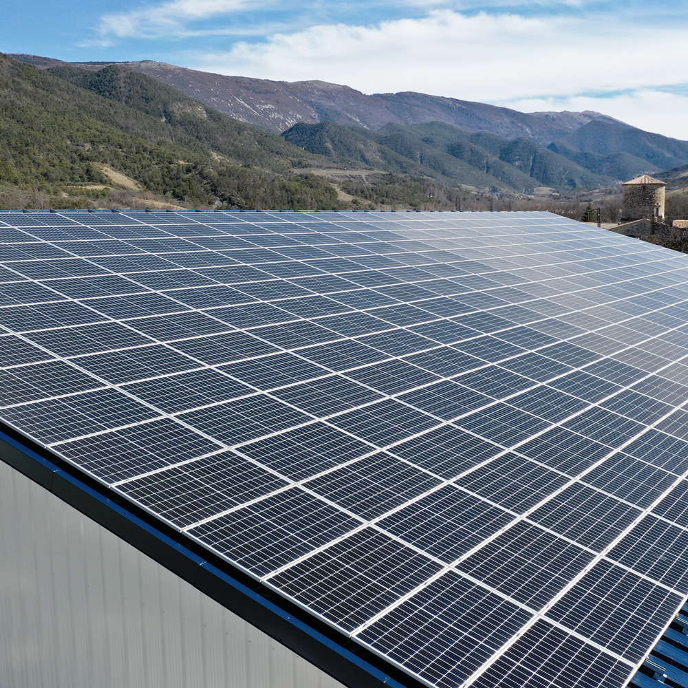 découvrez les avantages d'une toiture photovoltaïque : une solution écologique pour produire votre propre électricité, réduire vos factures d'énergie et contribuer à la transition énergétique. optez pour une installation sur mesure et profitez d'un revenu complémentaire grâce à vos panneaux solaires.