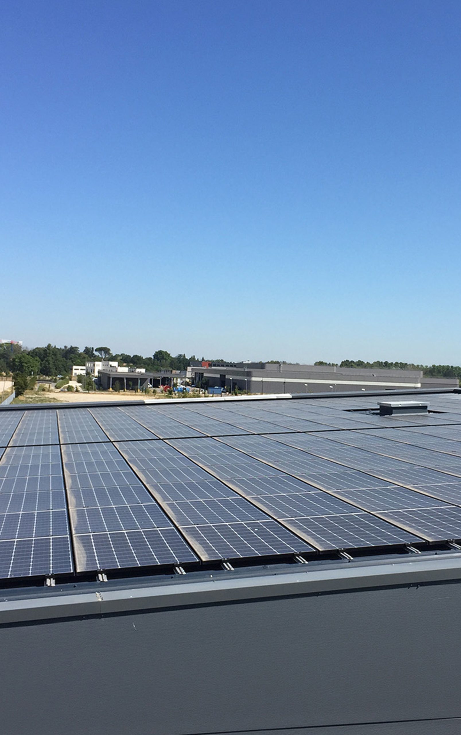 découvrez notre service de location de toitures photovoltaïques et transformez votre toiture en une source d'énergie renouvelable. bénéficiez d'une installation clé en main, d'économies sur vos factures d'électricité et d'un engagement pour l'environnement, tout en générant un revenu supplémentaire.