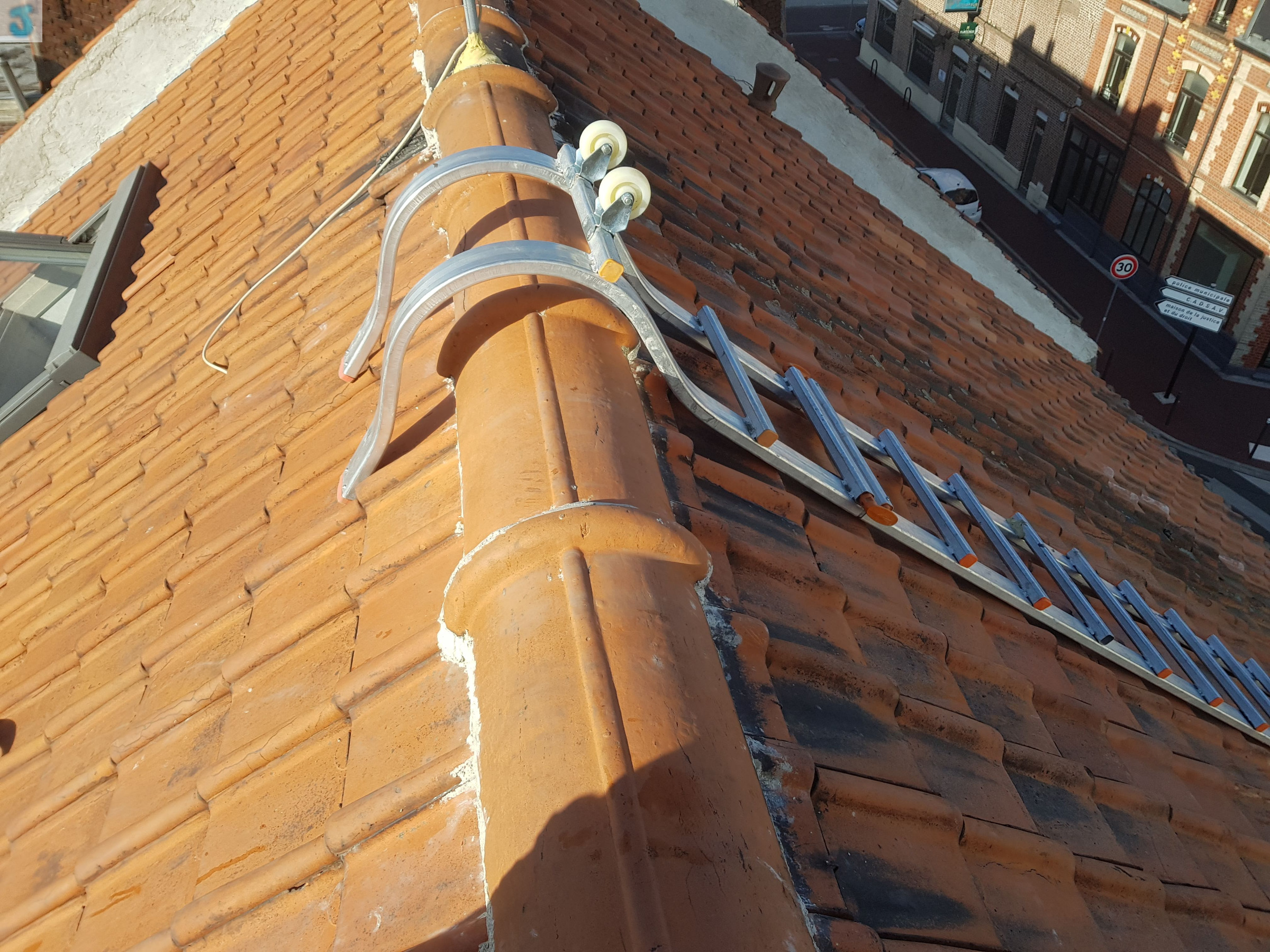 découvrez notre service de location d'échelles de toit, idéal pour vos travaux en hauteur. stabilité, sécurité et prix compétitifs garantis pour répondre à tous vos besoins en matière d'accès. réservez dès maintenant et facilitez vos projets!