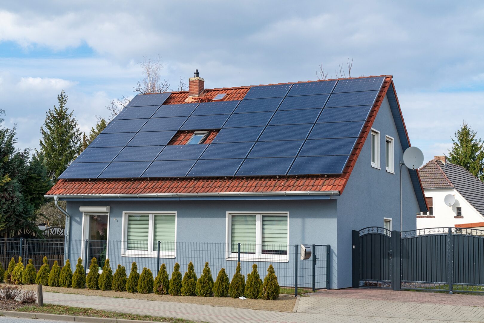 découvrez notre service de location de toiture pour l'installation de panneaux photovoltaïques. profitez d'une solution économique et écologique pour produire votre propre électricité tout en valorisant votre bien immobilier. transformez votre toit en source d'énergie renouvelable dès aujourd'hui!
