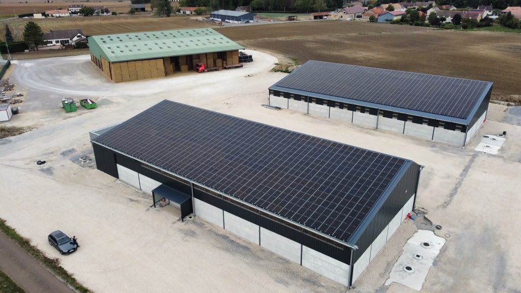 découvrez les avantages de la toiture agricole photovoltaïque, une solution innovante pour allier production d'énergie renouvelable et agriculture. optimisez vos rendements tout en contribuant à la transition énergétique.