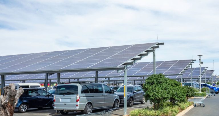 découvrez la loi photovoltaïque, une législation phare qui favorise le développement de l'énergie solaire en france. apprenez comment cette réglementation stimule les investissements dans les projets photovoltaïques, soutient les particuliers et les entreprises, et contribue à la transition énergétique. explorez les avantages et les obligations liés à cette loi pour maximiser votre consommation d'énergie renouvelable.