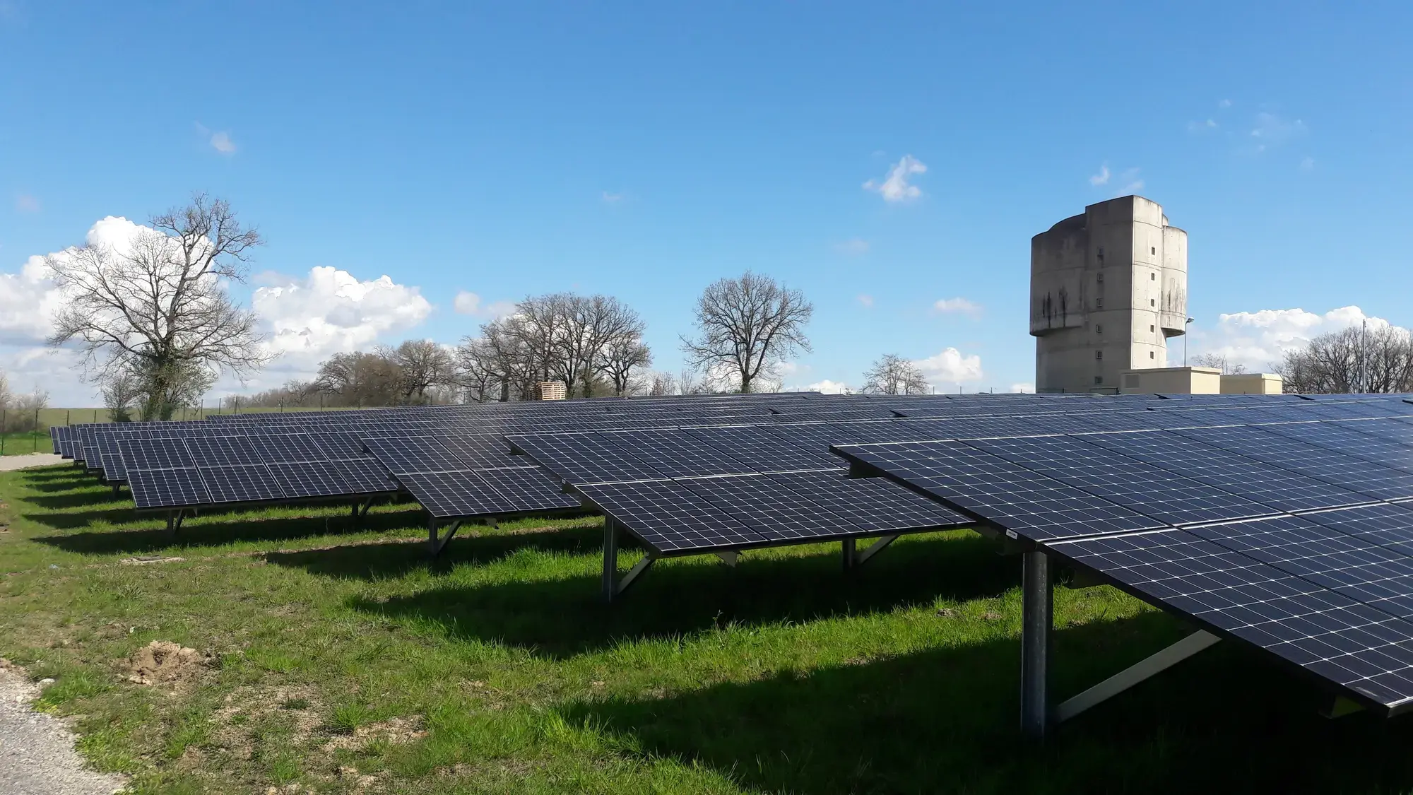 découvrez nos solutions de location de panneaux photovoltaïques pour profiter d'une énergie renouvelable à moindre coût. optez pour une installation simple et efficace, tout en réduisant votre empreinte carbone.