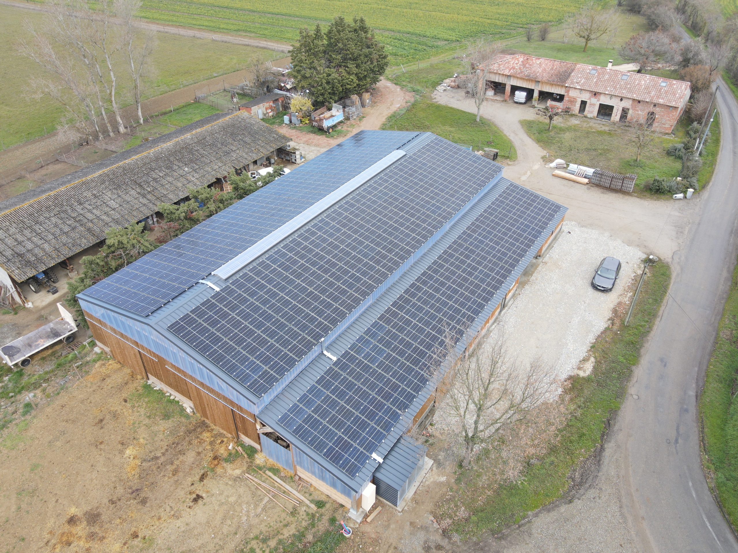 découvrez notre service de location de hangars avec des panneaux photovoltaïques. rentabilisez votre espace tout en contribuant à l'énergie verte. idéal pour les entreprises cherchant à allier performance énergétique et durabilité.