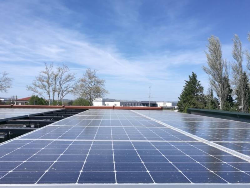 découvrez comment louer des panneaux photovoltaïques pour transformer votre toit en source d'énergie durable et rentable. profitez d'une solution écologique tout en réduisant vos factures d'électricité.