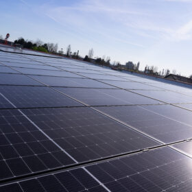 découvrez comment louer des toits avec panneaux photovoltaïques en algérie pour profiter d'une énergie renouvelable rentable. rejoignez la transition énergétique et valorisez vos espaces tout en réduisant votre empreinte carbone.