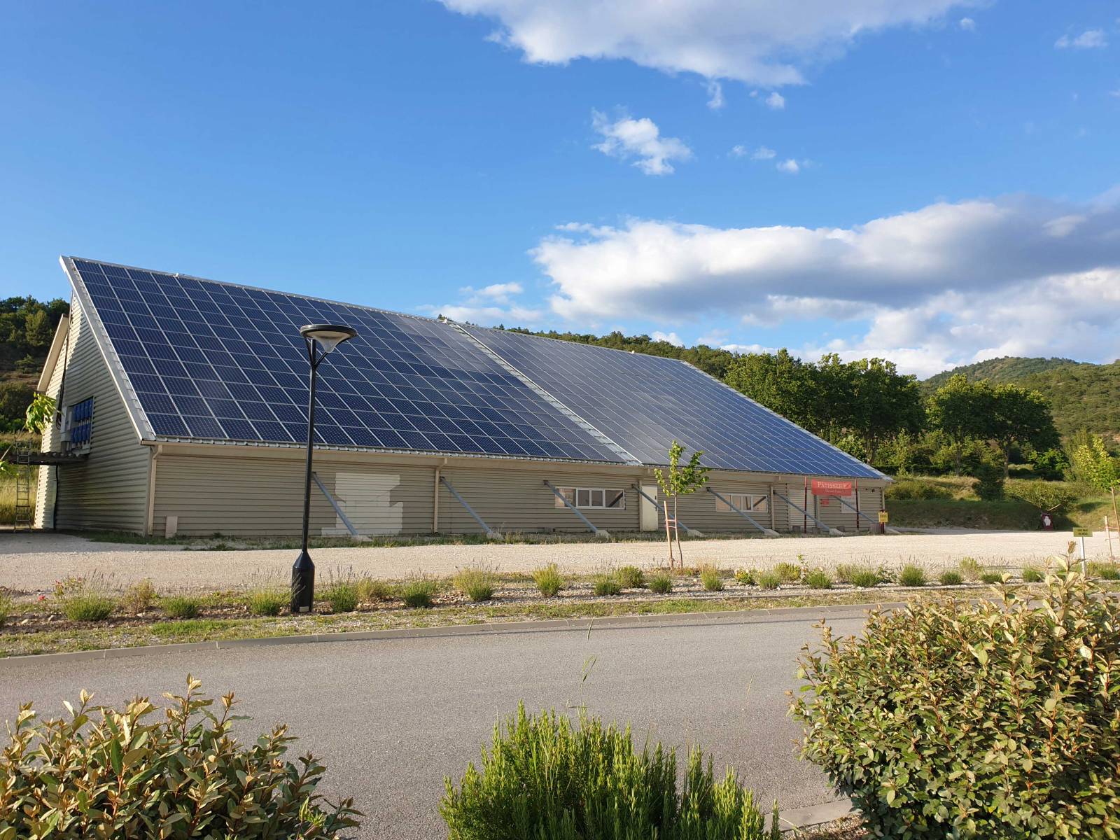 découvrez comment louer une toiture équipée de panneaux photovoltaïques pour générer de l'énergie renouvelable tout en bénéficiant d'économies sur vos factures d'électricité. optez pour une solution écologique et rentabile dès aujourd'hui!