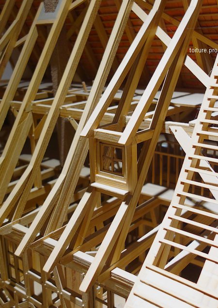 découvrez l'élégance et l'authenticité d'une lucarne en bois, parfaite pour embellir votre maison tout en optimisant la luminosité naturelle. idéale pour allier esthétisme et fonctionnalité, la lucarne en bois s'intègre harmonieusement dans tous les styles architecturaux.