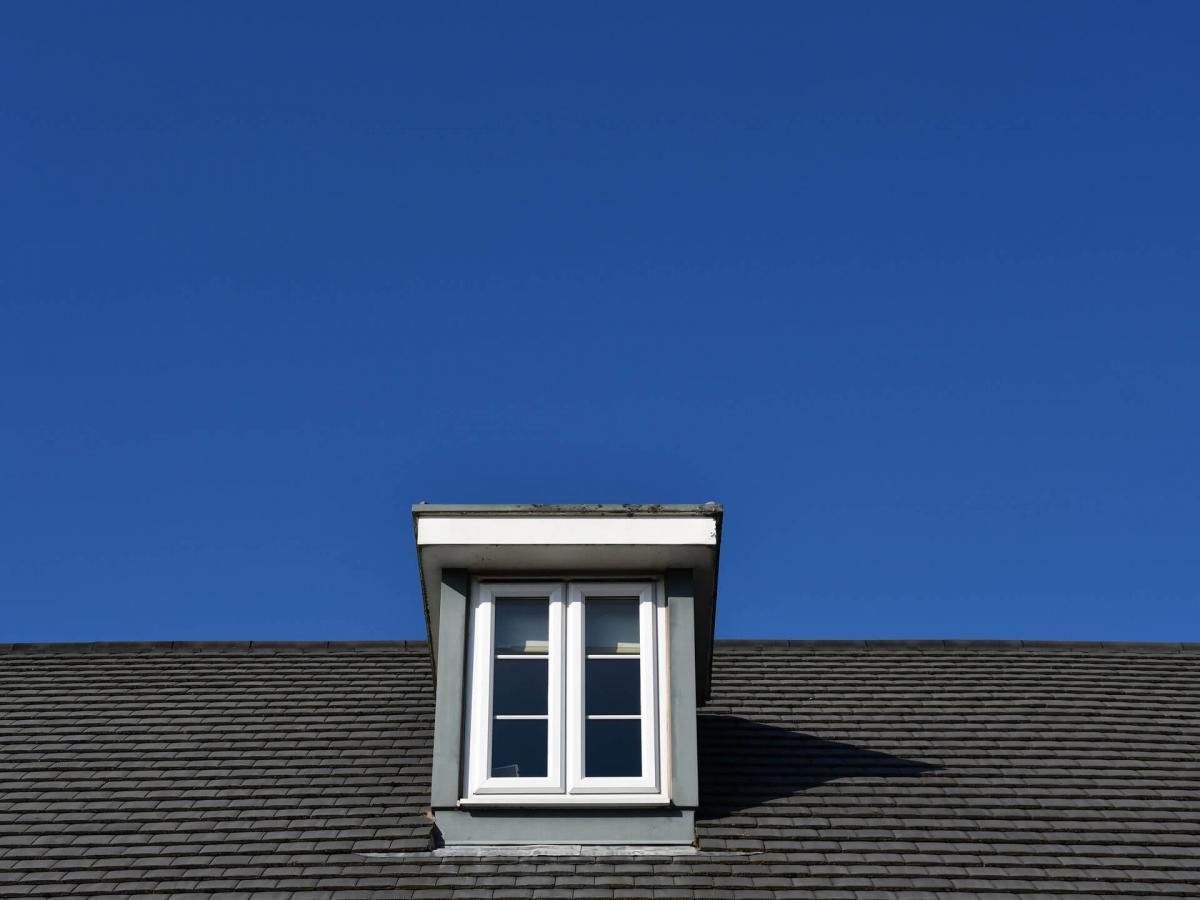 découvrez tout sur les lucarnes de toit : types, avantages et conseils d'installation. transformez votre espace sous les combles avec des solutions esthétiques et fonctionnelles.