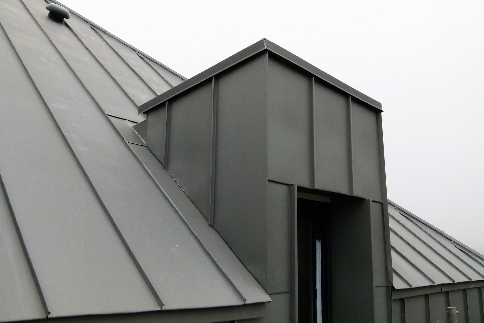découvrez l'élégance et la durabilité des lucarnes en zinc. idéales pour apporter lumière et style à votre intérieur tout en offrant une excellente performance énergétique. transformez votre espace avec nos solutions sur-mesure.