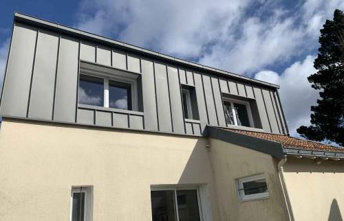 découvrez l'univers des lucarnes en zinc : une élégance intemporelle pour votre toiture. renforcez l'esthétique de votre maison tout en bénéficiant d'une solution durable et résistante aux intempéries. idéales pour apporter luminosité et charme à vos combles, les lucarnes en zinc s'intègrent parfaitement dans tout type d'architecture.