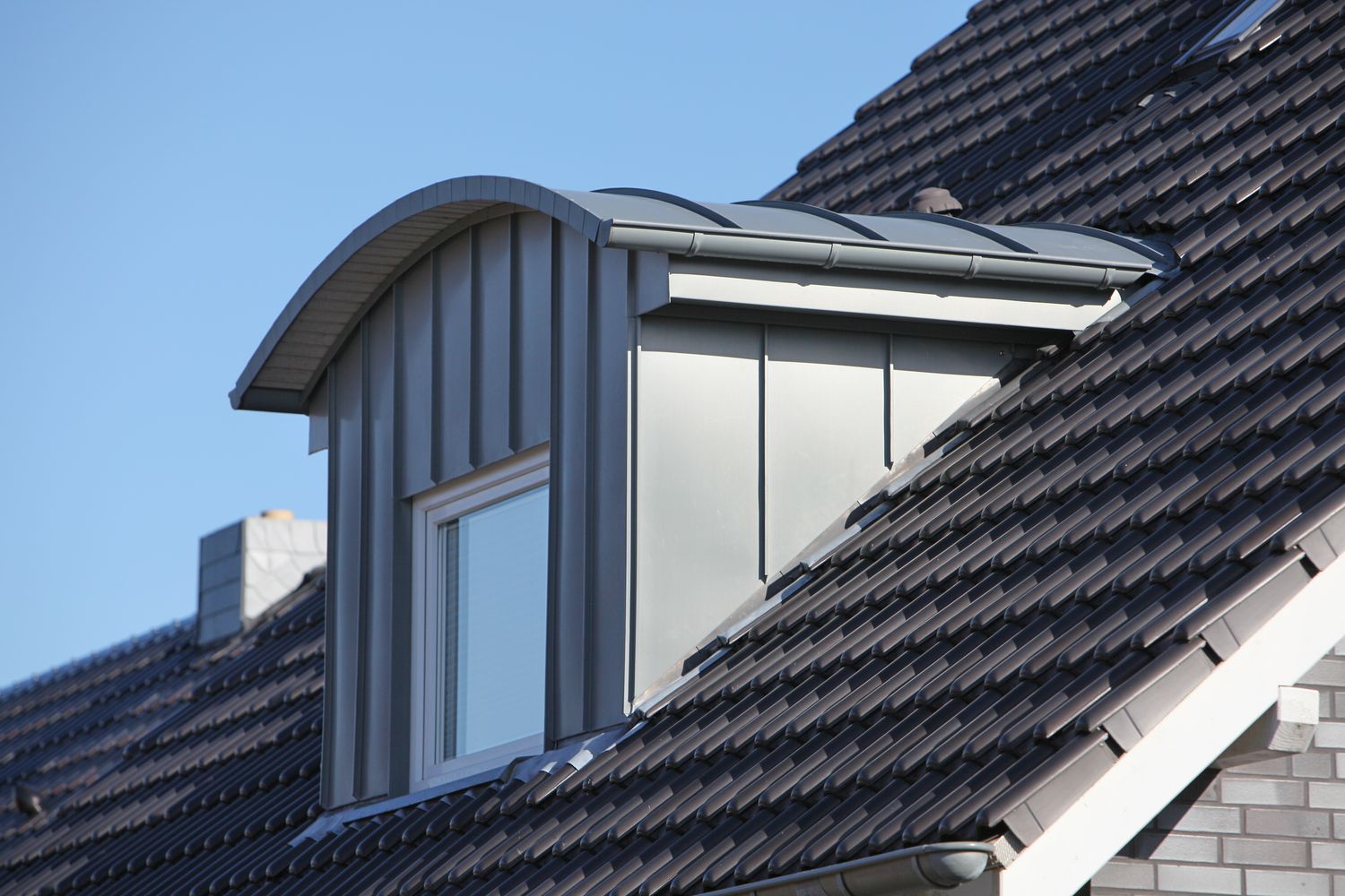découvrez notre sélection de lucarnes en zinc, alliant élégance et fonctionnalité. parfaites pour apporter lumière et style à votre toiture, nos lucarnes en zinc sont conçues pour résister aux intempéries tout en ajoutant une touche moderne à votre habitat.