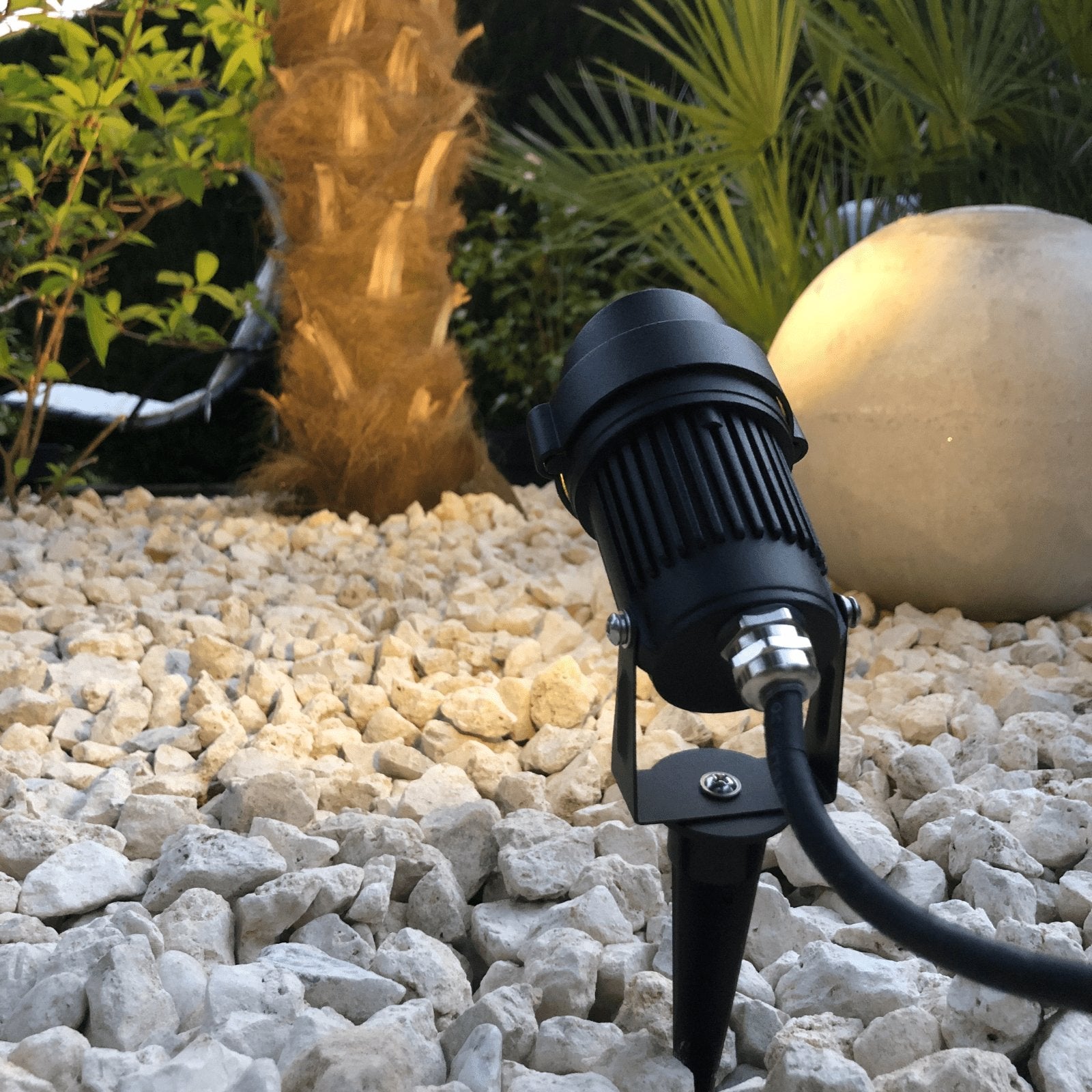 découvrez notre sélection de luminaires extérieurs alliant design élégant et fonctionnalité. éclairez votre jardin, terrasse ou allée avec style et sécurité grâce à des solutions d'éclairage adaptées à toutes vos envies.
