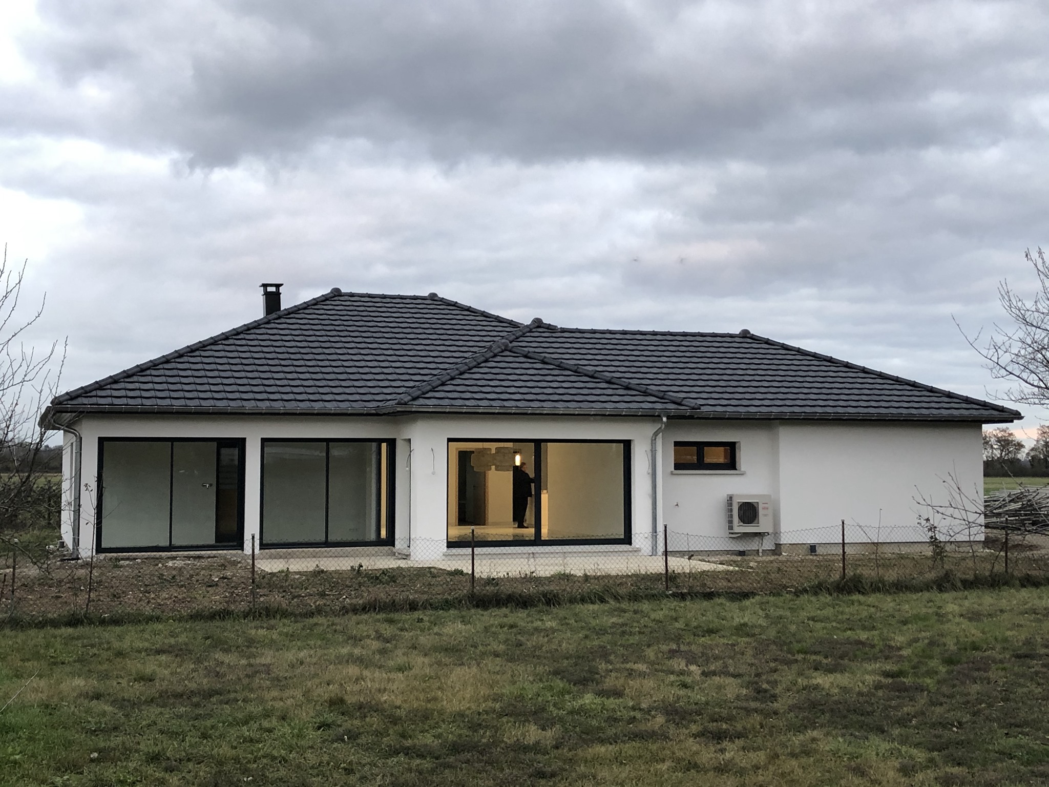 découvrez la maison 4 pans, un style architectural unique qui allie tradition et modernité. avec ses toits à quatre pentes, cette maison offre de vastes espaces lumineux et une esthétique charmante. idéale pour les familles, elle constitue un véritable cocon de confort. explorez dès maintenant les avantages et les caractéristiques de cette maison incontournable pour votre projet immobilier.