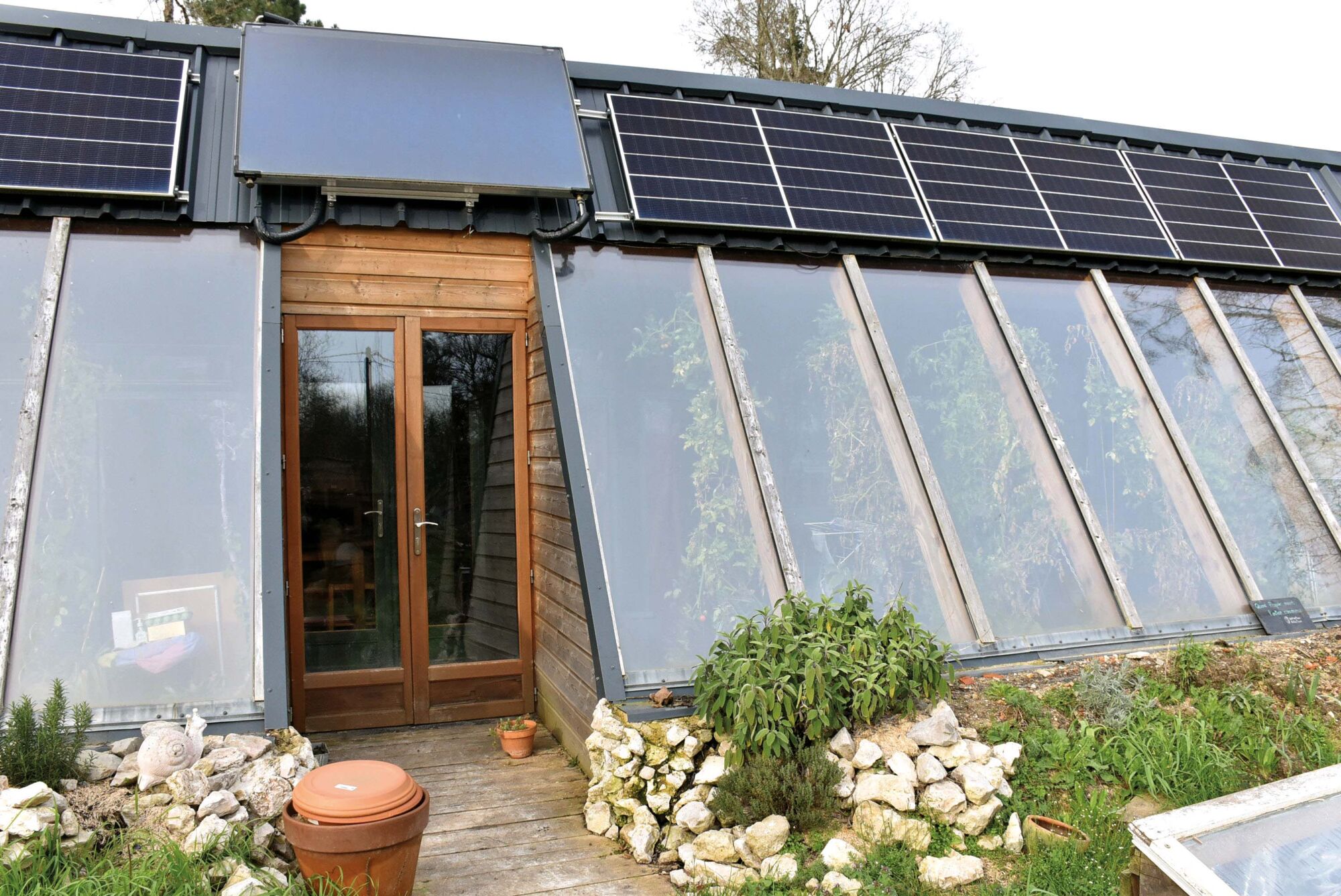 découvrez comment construire une maison autonome, éco-responsable et confortable, qui utilise des énergies renouvelables pour réduire votre empreinte carbone tout en profitant d'un mode de vie indépendant et durable.