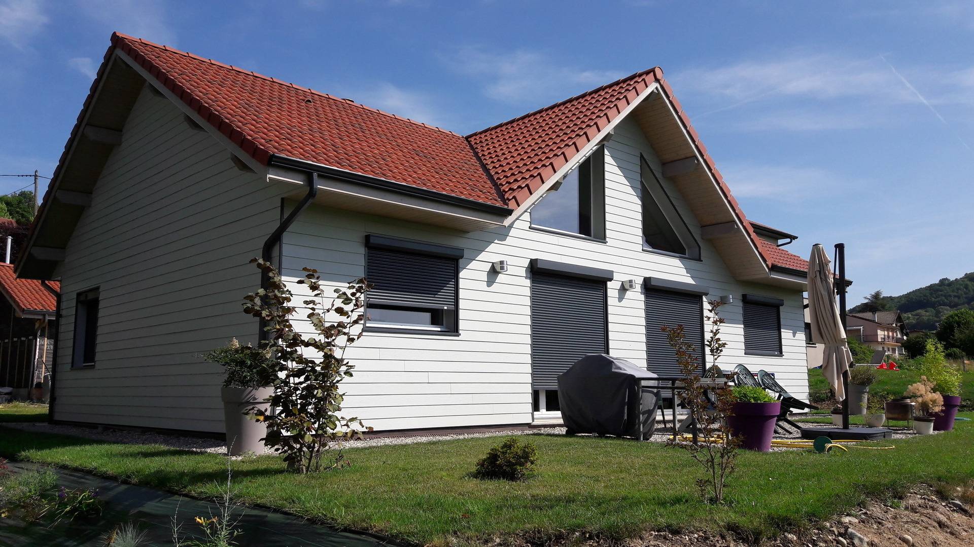 découvrez une maison blanche écologique alliant design moderne et respect de l'environnement. profitez d'un espace de vie harmonieux, éco-responsable et confortable, parfaitement adapté à vos besoins et à ceux de la planète.