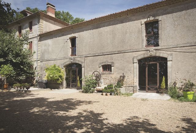 découvrez notre maison en camargue, un havre de paix unique construit en paille, alliant confort moderne et respect de l'environnement. profitez d'un séjour inoubliable au cœur de la nature sauvage de la camargue.
