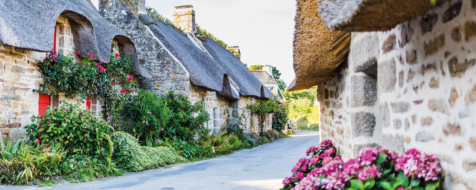 découvrez la maison en chaume en bretagne, un véritable symbole du charme rural breton. plongez dans l'authenticité de cette architecture traditionnelle, entre nature préservée et paysages pittoresques, offrant un cadre idéal pour vos vacances ou votre projet de vie.