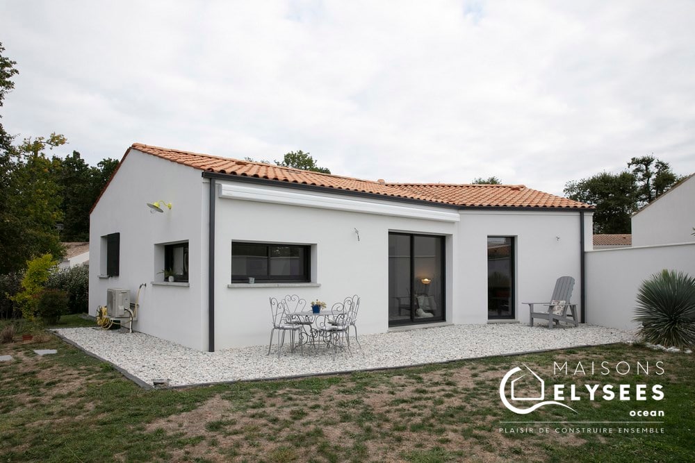 découvrez une maison contemporaine d'exception avec son toit à deux pans, alliant modernité et élégance. ce design innovant offre des espaces lumineux et fonctionnels, tout en s'intégrant harmonieusement dans son environnement. parfaite pour ceux qui recherchent confort et esthétique.